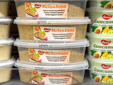 Zagreb, Hırvatistan - 17 Aralık 2025: MelanSana ızgara patlıcan serpiştirilmiş patlıcan konteynerleri, çekici ambalajları ve lezzetli sunumlarını vurgulamak üzere bir süpermarket rafına düzgünce yerleştirildi
