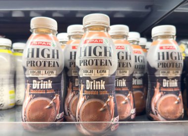 Zagreb, Hırvatistan - 17 Aralık 2025: SPAR Yüksek Protein İçeceği şişeleri, çikolata aromalı ve fitness meraklılarına çekici gelen bir şekilde bir rafa yerleştirildi