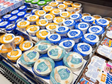 Zagreb, Hırvatistan - 17 Aralık 2025: Canlı renklerde çeşitli yoğurt kapları bir süpermarket vitrininde düzenlenerek farklı aromalar ve markalaştırılıyor
