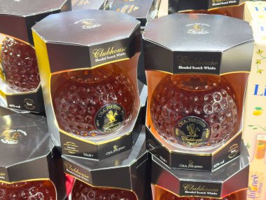 Zagreb, Hırvatistan - 17 Aralık 2025: Kulüp binası özel küresel şişelerde karıştırılmış viski şişeleri, raflarda düzenlenmiş, lüks kehribar sıvısı ve zarif ambalajı vurguluyor