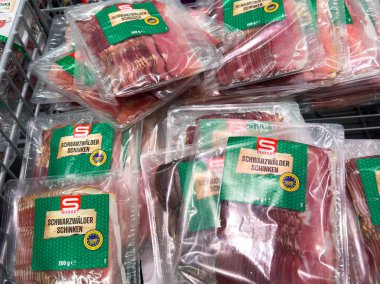 Zagreb, Hırvatistan - 17 Aralık 2025: Markette paketli Schwarzwaelder Schinken gösterimi, canlı renkler ve pişirilmiş etlerin cazibeli sunumu