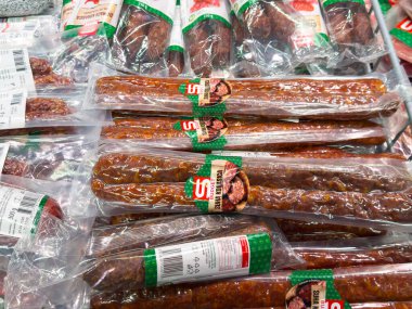 Zagreb, Hırvatistan - 17 Aralık 2025: Paketlenmiş sosisler, çeşitli lezzet ve dokuların yer aldığı bir markette düzenlenerek, büyüleyici bir görsel görüntü yaratıldı