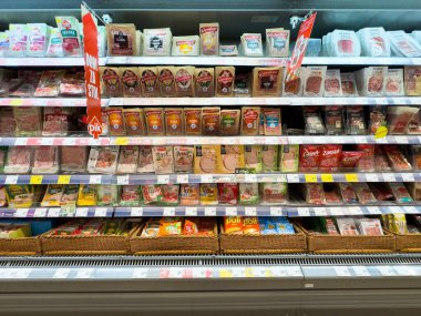 Zagreb, Hırvatistan - 17 Aralık 2025: Süpermarkette paketli et ve şarküteri ürünlerinin canlı çeşitliliği, çeşitli marka ve renkli ambalajları vurguluyor