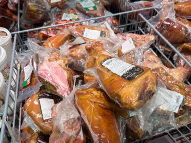 Zagreb, Hırvatistan - 17 Aralık 2025: Bir market dondurucusunda paketlenmiş etler, yemek pişirme ilhamı için çeşitli kesim ve dokuları vurguluyor