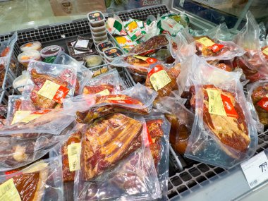 Zagreb, Hırvatistan - 17 Aralık 2025: Market dondurucusunda paketlenmiş etler, çeşitli kesim ve etiketler, yemek planlama ve mutfak ilhamı için mükemmel