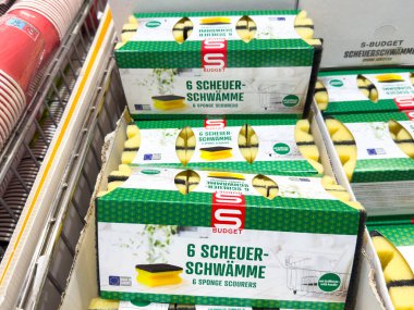 Zagreb, Hırvatistan - 17 Aralık 2025: S-Bütçe temizleme süngerleri, etkili temizlik için parlak ambalaj ve çevre dostu tasarım içeren perakende vitrininde düzenlendi
