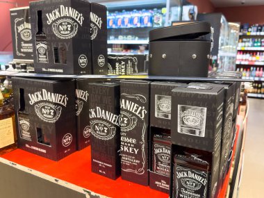 Zagreb, Hırvatistan - 17 Aralık 2025: Jack Daniel 'in viski şişeleri perakende rafında düzenlenerek belirgin siyah ambalaj ve marka kimliği vurgulandı