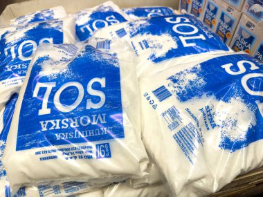 Zagreb, Hırvatistan - 17 Aralık 2025: Markette toplanan tuz torbaları, marka logosu ve ambalajı vurguluyor, mutfak ve ev işleri için ideal