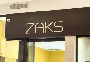 Zagreb, Hırvatistan - 17 Aralık 2025: ZAKS mağazasının girişi çağdaş tasarım ve şık tabelalar içererek, müşterileri fotokopi alanı ile şık bir perakende ortamına davet ediyor