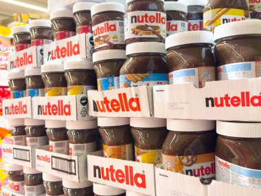 Zagreb, Hırvatistan - 17 Aralık 2025: Nutella kavanozları farklı tatlar ve çikolata meraklıları için canlı paketler içeren bir süpermarket rafına yerleştirildi
