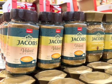 Zagreb, Hırvatistan - 17 Aralık 2025: Jakobs kahve kavanozları, kahve sevenler için Velvet Gold Crema ve Cronat Gold karışımlarının yer aldığı bir süpermarket rafına yerleştirildi