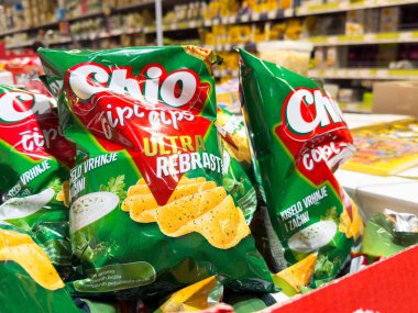 Zagreb, Hırvatistan - 17 Aralık 2025: Market rafında Chio cips paketleri düzenlenerek, renkli ambalajlar ve abur cubur meraklıları için cazip tatlar ön plana çıkarıldı