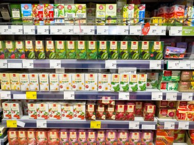 Zagreb, Hırvatistan - 17 Aralık 2025: Çayı sevenler için canlı ambalajlar ve çeşitli tatlar içeren çeşitli çay kutuları süpermarket raflarında düzenli olarak düzenlendi