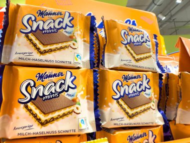 Zagreb, Hırvatistan - 17 Aralık 2025: Waffers Atıştırmalık Mini renkli ambalajlar sergileniyor, bu da atıştırma süresi boyunca tatlı arzuları tatmin etmek için ideal