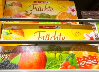 Zagreb, Hırvatistan - 17 Aralık 2025: Süpermarket rafında parlak renkli meyve ambalajı, çeşitli meyve ve tüketici cazibesi için göz alıcı tasarımlar ön plana çıkarıyor