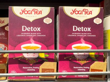 Zagreb, Hırvatistan - 17 Aralık 2025: Yogi Tea Detox kutuları, sağlıklı yaşam meraklıları için mükemmel, canlı renkler ve sağlık faydalarıyla organik bitkisel karışım sergiliyor