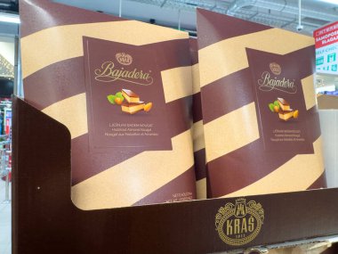 Zagreb, Hırvatistan - 17 Aralık 2025: Bajadera çikolata ambalajı perakende bir ortamda belirgin bir şekilde sergilenerek, cazip tasarımı ve lezzetli lezzetlerinin altını çiziyor