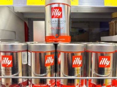 Zagreb, Hırvatistan - 17 Aralık 2025: Klasik rosto ve karışım etiketlerinin yer aldığı ve kalitenin ve marka kimliğinin vurgulandığı ilkel kahve kutuları rafta sergileniyor