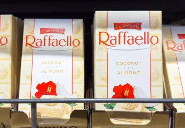 Zagreb, Hırvatistan - 17 Aralık 2025: Raffaello hindistan cevizi ve badem kutuları çekici ambalajları ve lezzetli içeriklerinin altını çizerek bir rafa yerleştirildi