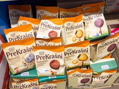 Zagreb, Hırvatistan - 17 Aralık 2025: Bir markette düzenlenen canlı PreKrasni kurabiye paketleri, farklı tatları ve çekici görselleri vurguluyor