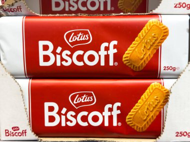 Zagreb, Hırvatistan - 17 Aralık 2025: Lotus Biscoff kurabiye paketi belirgin bir şekilde gösterilerek, lezzetli bisküvi dokusuyla tanınabilir kırmızı ve beyaz tasarımı ön plana çıkarıldı