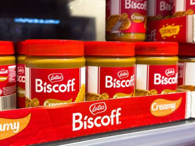Zagreb, Hırvatistan - 17 Aralık 2025: Kremalı ve çıtır çıtır kâseli Lotus Biscoff kavanozları bir süpermarket rafında düzenlenerek müşterileri lezzetli tatların tadını çıkarmaya davet ediliyor