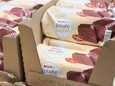 Zagreb, Hırvatistan - 17 Aralık 2025: SPAR Schoko Kuchen çikolatalı kek paketleri markette düzenlendi, lezzetli tatlı seçenekleri ve canlı ambalajlar vurgulandı