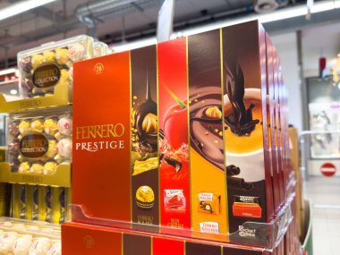 Zagreb, Hırvatistan - 17 Aralık 2025: Ferrero Prestige çikolata kutusu, canlı ambalajını ve çekici tasarımını vurgulayarak, perakende satış ortamında güzelce düzenlendi