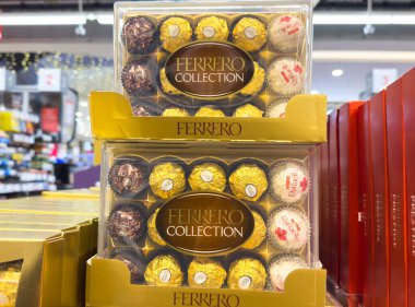 Zagreb, Hırvatistan - 17 Aralık 2025: Ferrero Çikolata Koleksiyonu özel günler için çeşitli gurme çikolatalarının yer aldığı bir perakende satış rafına yerleştirildi