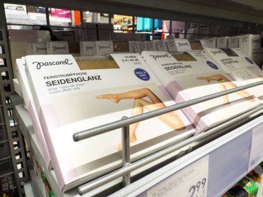 Zagreb, Hırvatistan - 17 Aralık 2025: Pascael sade taytları raflara yerleştirilerek, şık paketleme ve ürün bilgilerinin perakende ortamında altı çizildi