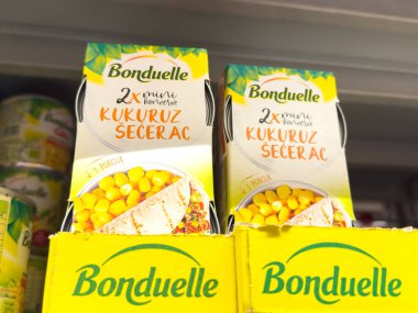 Zagreb, Hırvatistan - 17 Aralık 2025: Bonduelle konserve mısır ürünleri parlak ambalaj ve taze mısırın yer aldığı bir süpermarket rafında belirgin şekilde sergileniyor