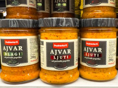 Zagreb, Hırvatistan - 17 Aralık 2025: Podravka 'dan Ajvar kavanozları zengin renk ve etiketler sergileyerek geleneksel Balkan lezzetlerini aşçılık meraklılarına vurguluyor