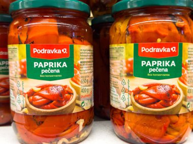 Zagreb, Hırvatistan - 17 Aralık 2025: Podravka kavrulmuş kırmızı biber kavanozları, canlı renkleri ve cazip ambalajlarını ön plana çıkaran bir süpermarket rafında belirgin şekilde sergileniyor