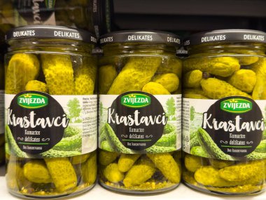 Zagreb, Hırvatistan - 17 Aralık 2025: Salatalık dolu Zvijezda turşusu kavanozları bir süpermarket rafında düzgünce düzenlenerek tazelikleri ve çekicilikleri vurgulanıyor