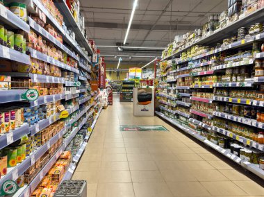 Zagreb, Hırvatistan - 17 Aralık 2025: Market koridorunda çok çeşitli konserve yiyecekler, kavanozlar ve içecekler sergileniyor, ürün çeşitliliği ve organizasyonu vurgulanıyor