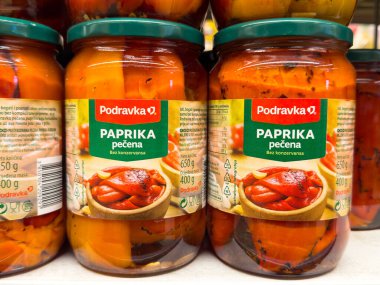 Zagreb, Hırvatistan - 17 Aralık 2025: Podravka kavrulmuş kırmızı biber kavanozları bir süpermarket rafına yerleştirilerek parlak renkleri ve cazip tasarımı ön plana çıkarıldı