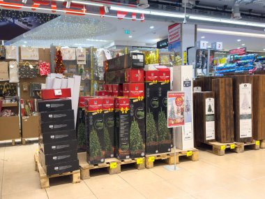 Zagreb, Hırvatistan - 17 Aralık 2025: Noel süslemeleri ve yapay ağaçlar bir perakende mağazasında belirgin bir şekilde sergilenerek bayram neşesiyle dolu neşeli bir ortam yaratıldı