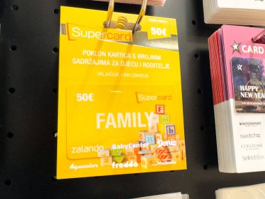 Zagreb, Hırvatistan - 17 Aralık 2025: Supercard hediye kartı, aile kullanımı için canlı renkler ve oyuncu grafiklerle tasarlanmış bir rafta sergileniyor