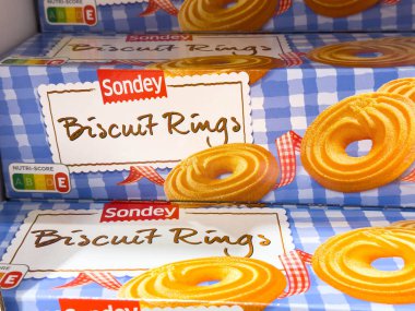 Bled, Slovenya - 17 Aralık 2025: Sondey Biscuit Rings ambalajı bir rafta sergilendi, cazip mavi kareli deseni ve lezzetli altın kurabiyeleri vurguluyor