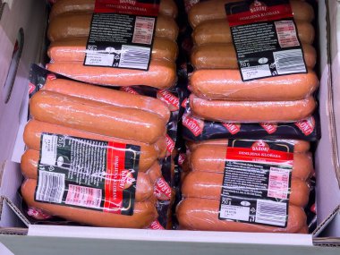 Bled, Slovenya - 17 Aralık 2025: Bir markette paketli sosisler, canlı renkler ve aşçılık ilhamı ve yemek fotoğrafçılığı için markalaştırma