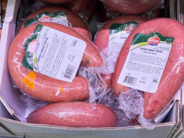 Bled, Slovenya - 17 Aralık 2025: Anton sosisleri bakkalda tertiplenmiştir, tazeliklerini ve gıda aşıkları için cazip paketlerini vurgular.