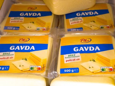 Bled, Slovenya - 17 Aralık 2025: Pilos Gavda peynir paketleri canlı sarı renkler ve açık markalaştırma, mutfak uygulamaları ve market vitrinleri için mükemmel