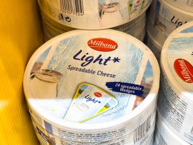 Bled, Slovenya - 17 Aralık 2025: Milbona Light yayılabilir peynir kabı çekici ambalaj ve ürün ayrıntılarını vurgulayarak canlı bir rafta sergileniyor