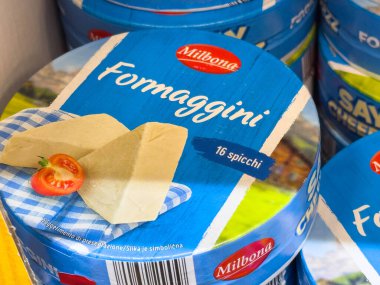 Bled, Slovenya - 17 Aralık 2025: Milbona Formaggini peynir paketleme vitrinleri canlı renkler ve taze domates, mutfak ve yemek fotoğrafçılığı için mükemmel