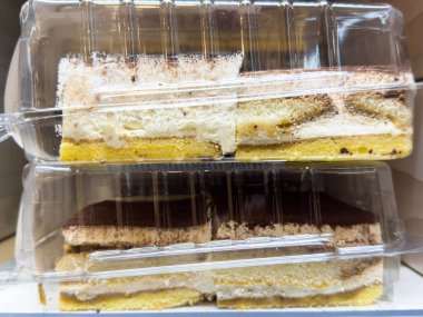 Bled, Slovenya - 17 Aralık 2025: Açık ambalajlı katmanlı tatlı, kremalı katmanlar ve sünger keki, özel durumlar ve fotokopi alanı olan kutlamalar için ideal