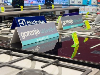 Zagreb, Hırvatistan - 17 Aralık 2025: Elektronik ve Gorenje ocakları, modern mutfak yeniliklerini ön plana çıkaran çağdaş bir alet galerisinde belirgin bir şekilde sergileniyor