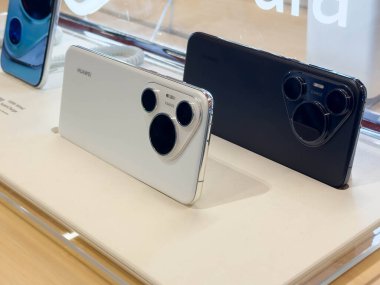 Zagreb, Hırvatistan - 17 Aralık 2025: Huawei mobil cihazları şık tasarımları ve ileri teknolojilerini fotokopi alanlarıyla vurguluyor