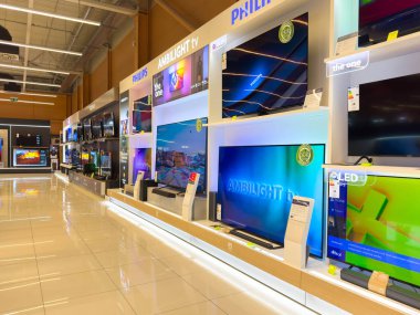 Zagreb, Hırvatistan - 17 Aralık 2025: Philips Ambilight televizyonları, canlı görsel ve modern estetiklerin yer aldığı çağdaş bir elektronik mağazasında belirgin bir şekilde sergileniyor