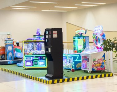 Zagreb, Hırvatistan - 17 Aralık 2025: Canlı oyun alanı pençe ve şeker dağıtıcıları gibi renkli makineler sergiliyor, kopyalama alanı ile eğlence ve heyecan yaratıyor