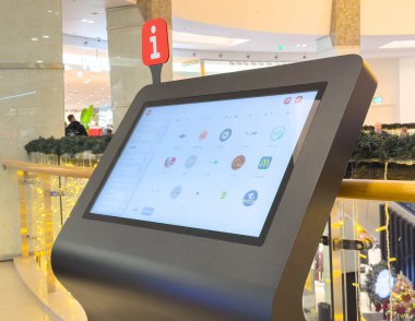 Zagreb, Hırvatistan - 17 Aralık 2025: Alışveriş merkezindeki dokunmatik ekran görüntüsüyle etkileşimli büfe, modern bir ortamda ziyaretçilere navigasyon hizmetleri ve bilgi sunuyor